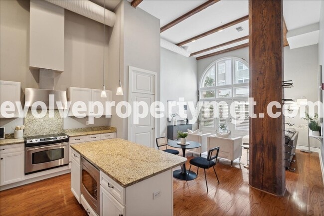 Building Photo - Downtown Living at Its Finest – Spacious 2...