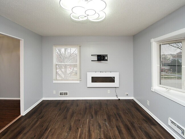 Building Photo - Spacious Living