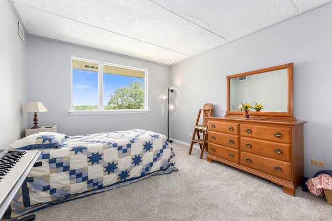 second bedroom - 5S066 Pebblewood Ln