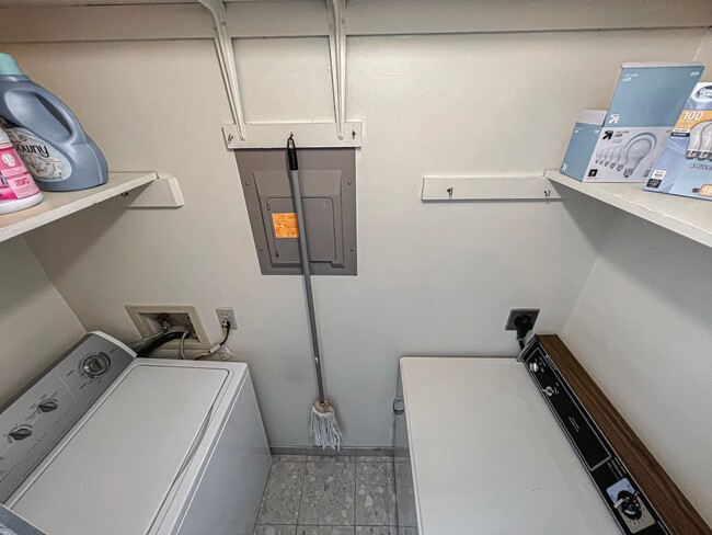 Building Photo - Fully Furnished And Stylish 1 Bedroom 1 Ba...