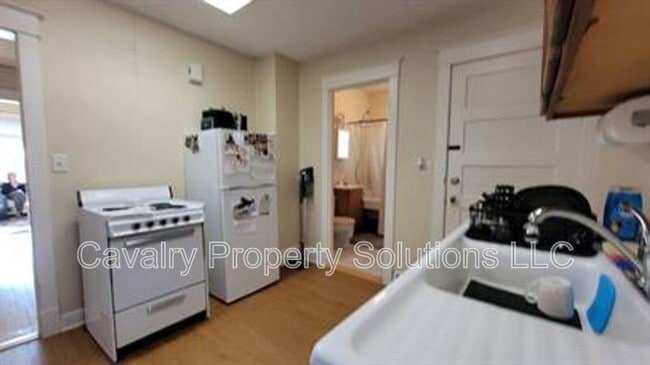 Building Photo - 617 E 8th St