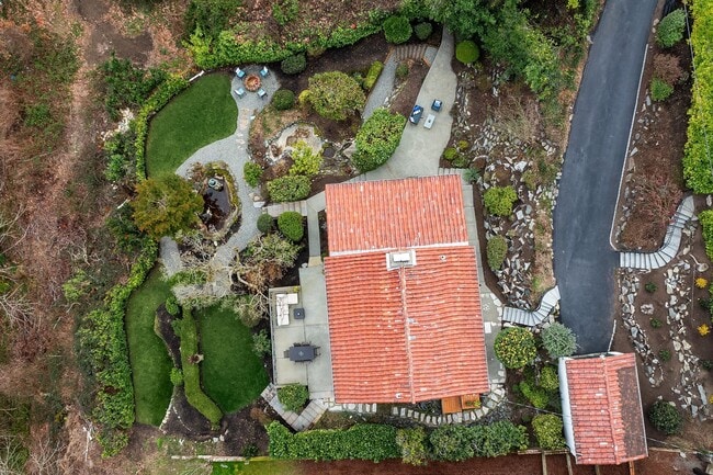 Building Photo - Queen Anne Home