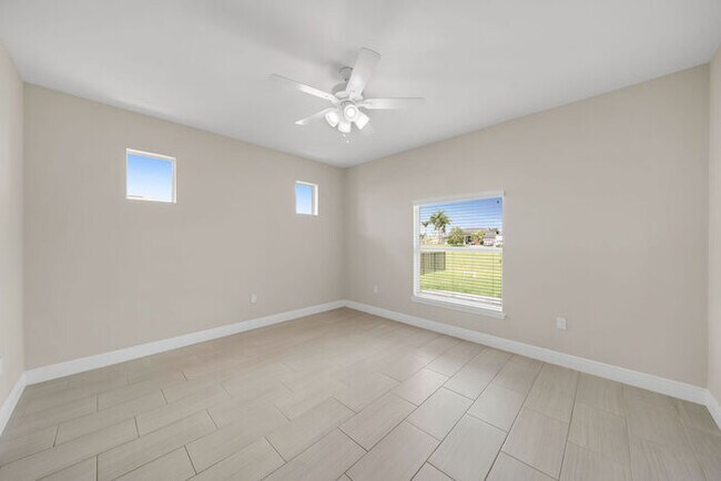 Building Photo - 1004 NW 35th Pl
