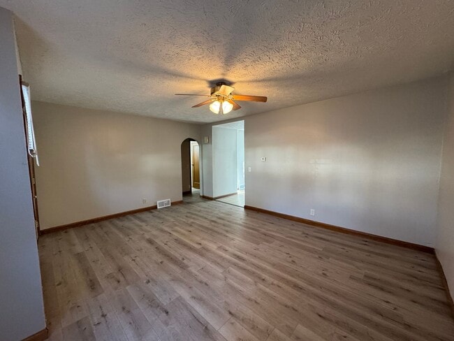 Building Photo - PRICE REDUCED! 4 Bedroom, 1.5 Bathroom Hou...