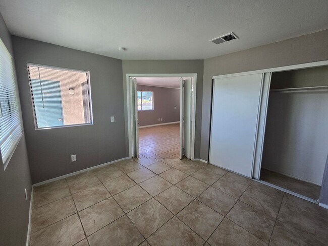 Building Photo - Charming 2-Bedroom Condo in Gated Communit...