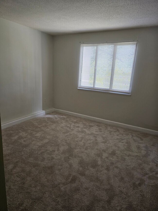 Building Photo - Beautiful Highrise 2 bed 2 bath
