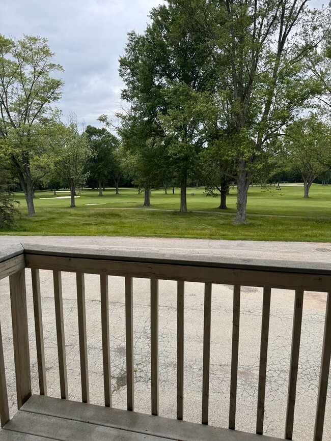 Building Photo - Large 2 Bedroom Townhouse - Golf Course View