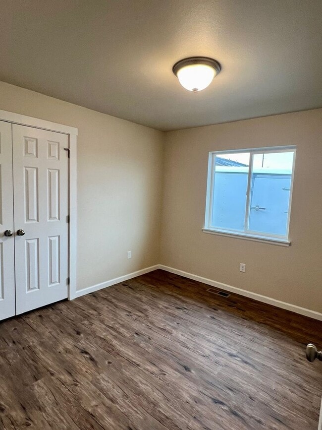 Building Photo - 3 Bedroom Charming Duplex