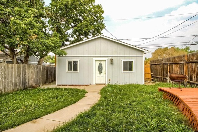 Building Photo - Charming 3-Bedroom Bungalow with Oversized...
