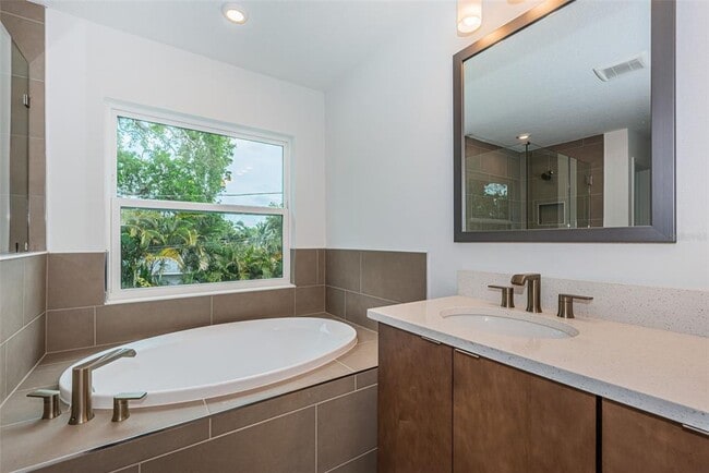 Building Photo - 1701 25th Ave N