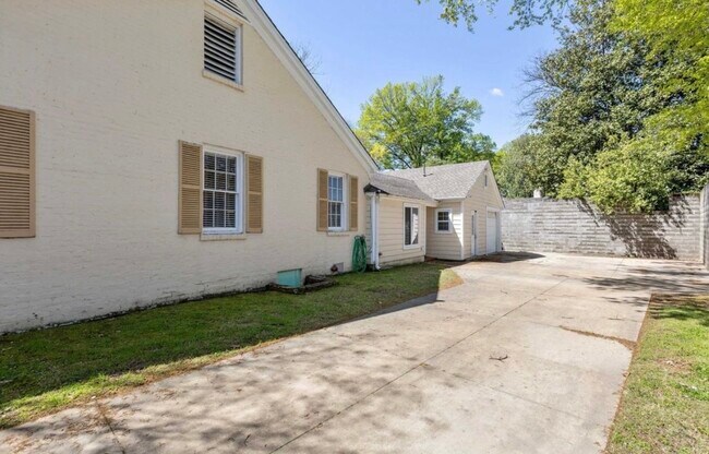 Building Photo - Cypress Dr