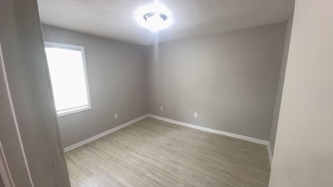 Building Photo - Quaint 2 bed townhome in culdesac
