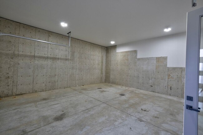 Building Photo - 2580 N W Awbrey Point Cir