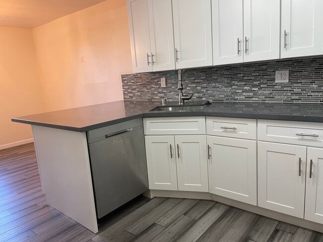 Building Photo - $500 off 1st months rent!!  Bright and Modern Northgate Condo!