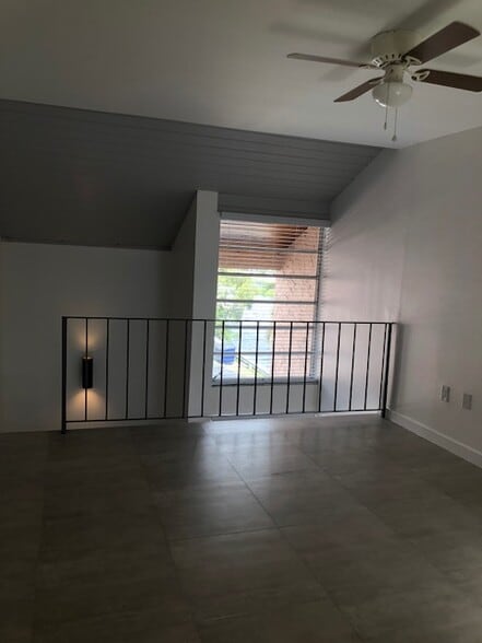 Building Photo - 449 Swallow Dr