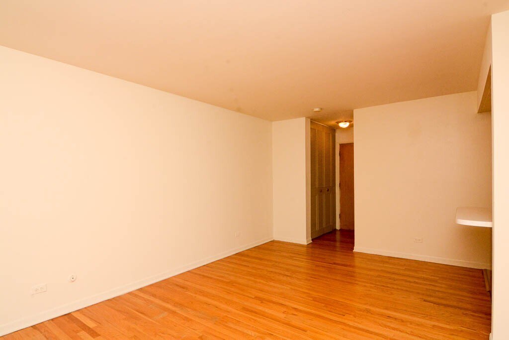 Building Photo - 533 W Aldine Ave