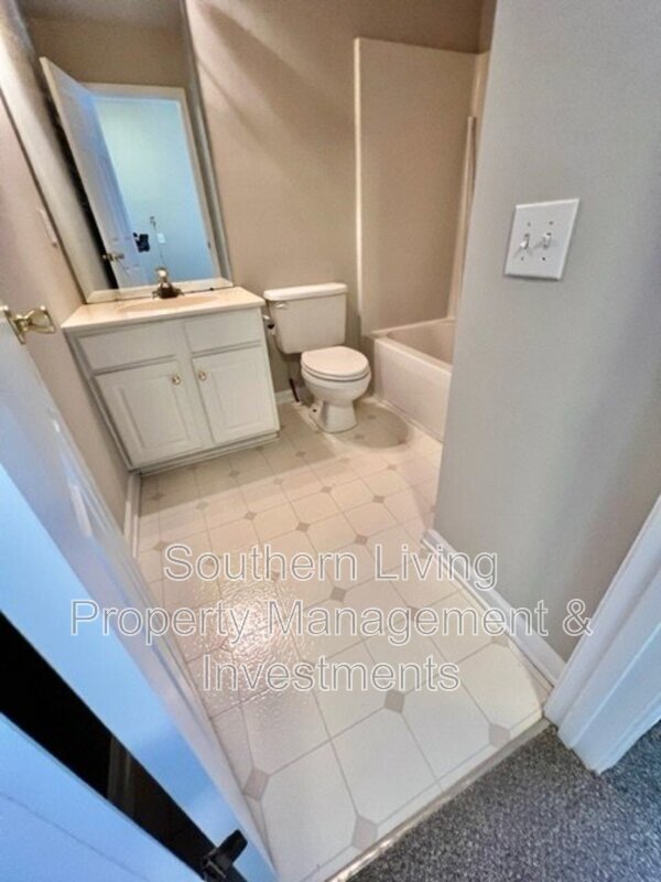 Building Photo - 8214 Drakeview Ct