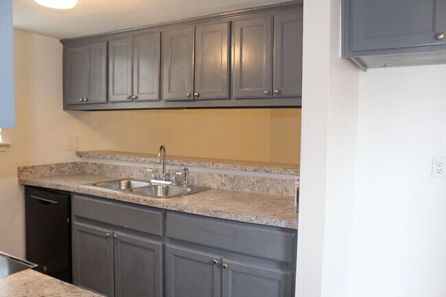 Building Photo - 2 bed & office on the South Side!