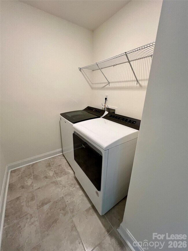 Building Photo - 6029 Mariemont Cir