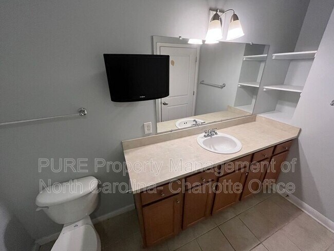 Building Photo - 462 New Bern Station Ct