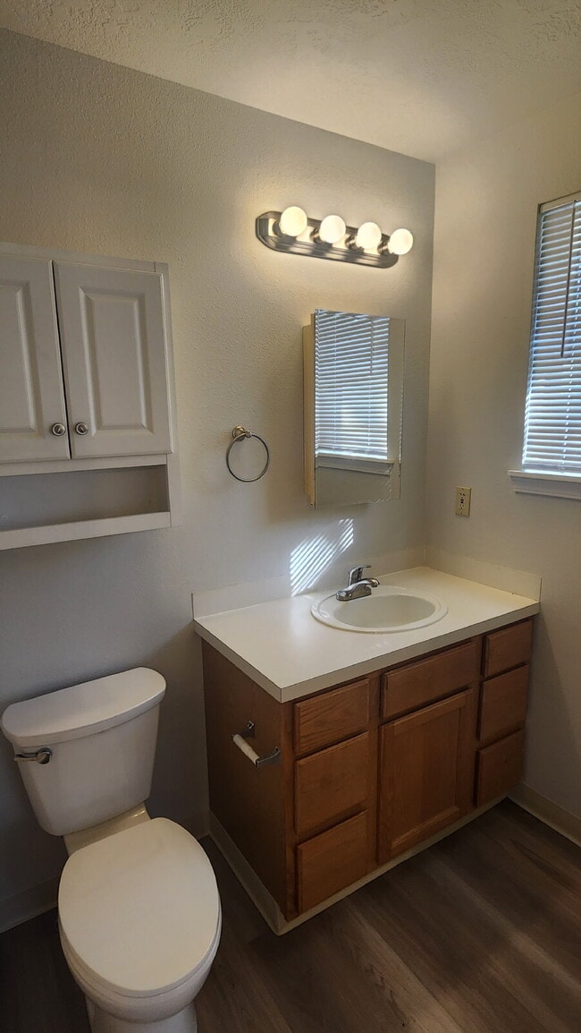 Building Photo - 3 bed, 2 bath - Spacious upstairs duplex on the Boise Bench!