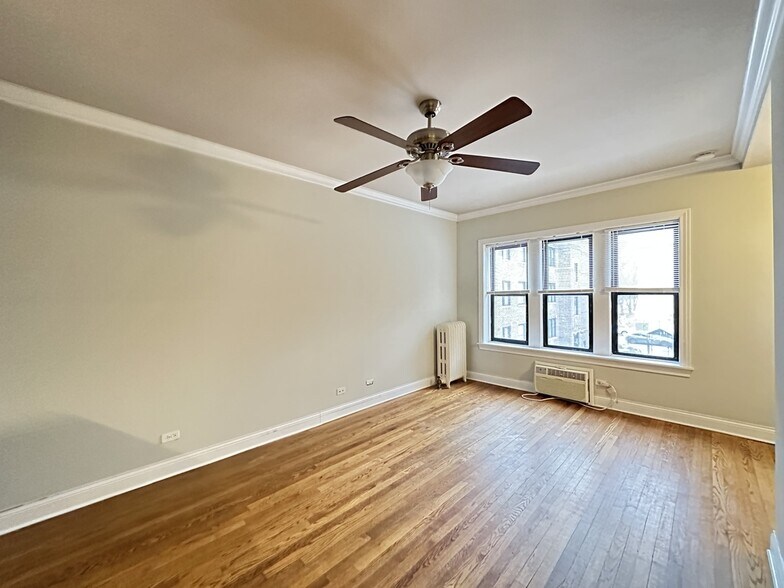 Building Photo - 736 W Addison St