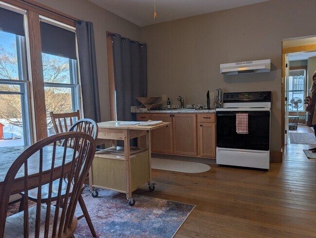 Building Photo - 527 Main St