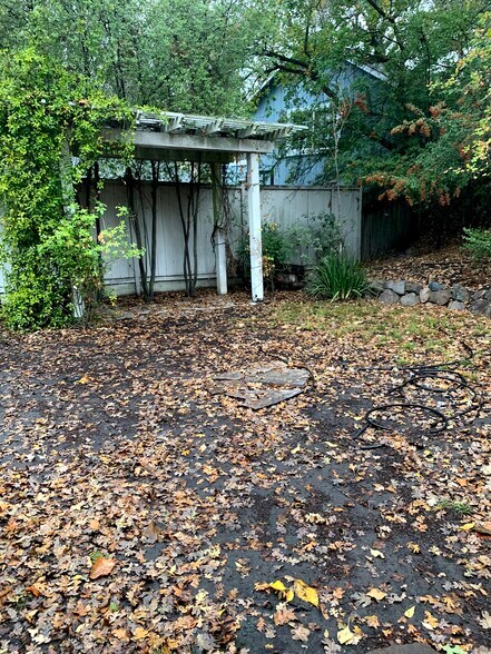 pergola in back yard - 111 Sequoia Ave