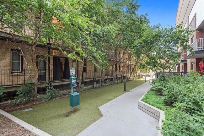 Building Photo - 929 Portland Ave