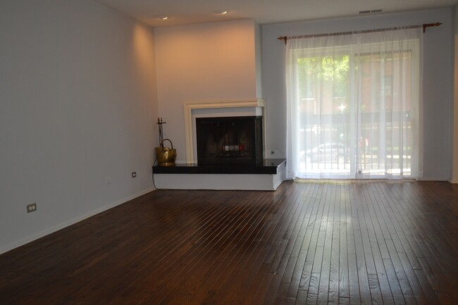 Living room (empty) - 222 Main St