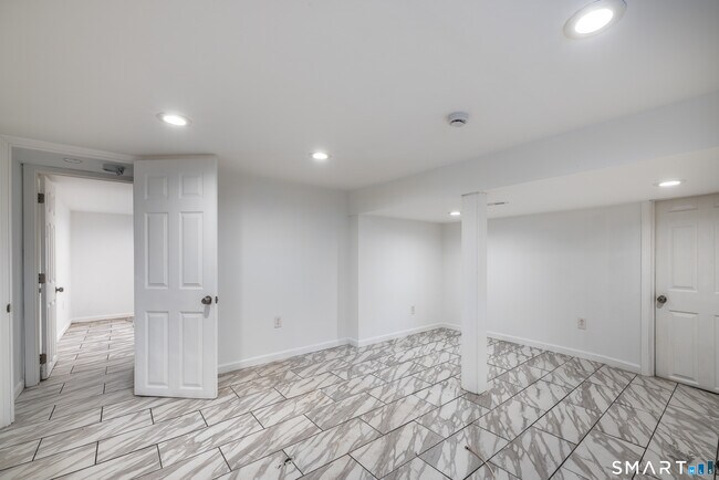 Building Photo - 118 Bryden Terrace