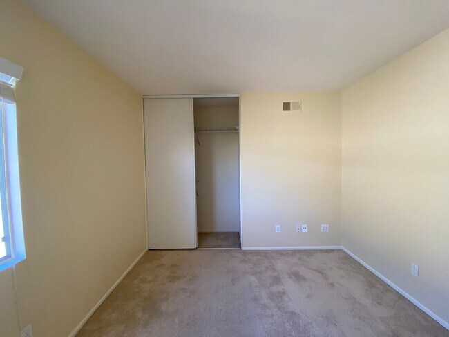 Building Photo - Beautiful Spacious 3BR/2.5BA Located in the Ivey Glenn Community!!