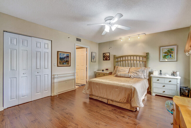 Building Photo - 5842 Crystal Shores Dr