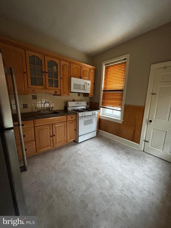 Primary Photo - 2041 E Cambria St