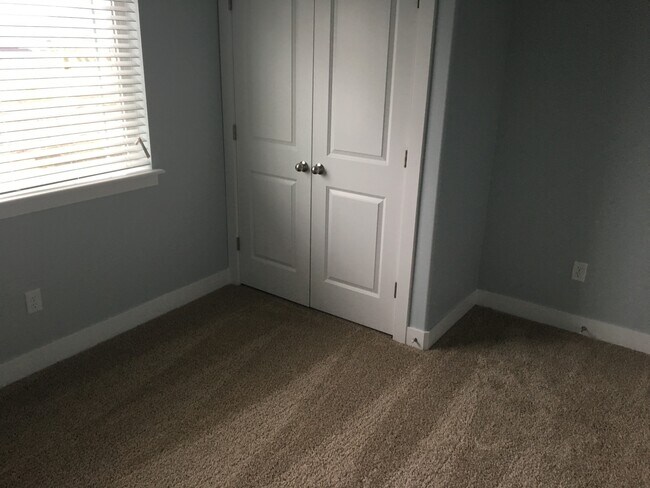 Building Photo - 3 Bed 2 Bath Condo with Garage