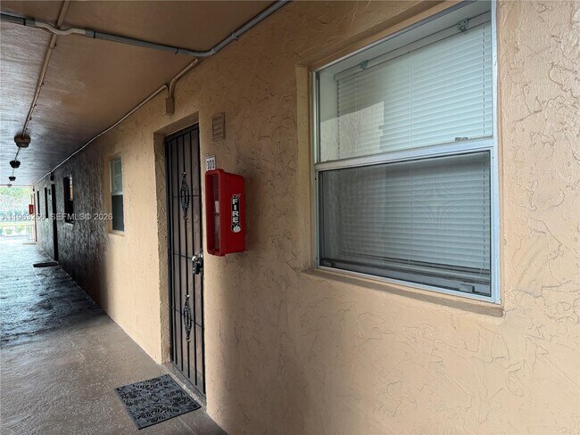 Building Photo - 2700 Coral Springs Dr