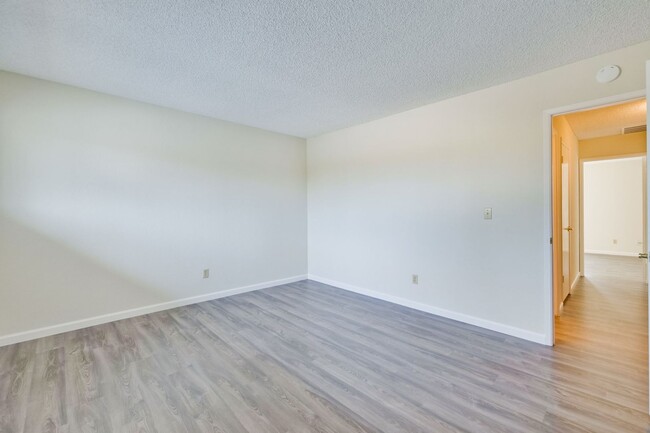 Building Photo - Lovely and Spacious 2BR 2.5BA Condo in Gre...