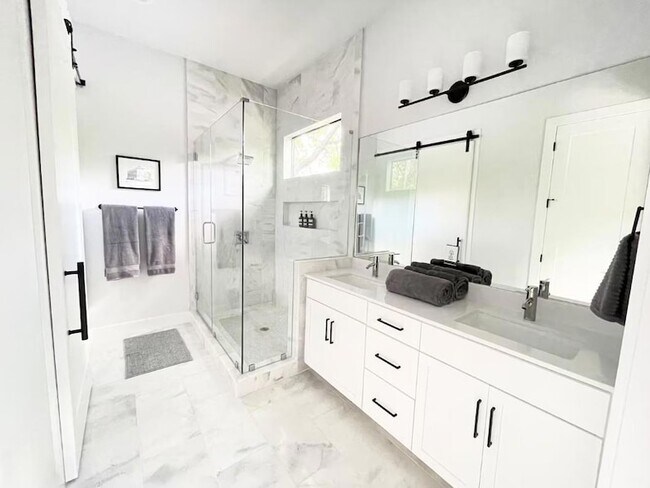 Building Photo - 2009 Canterbury St