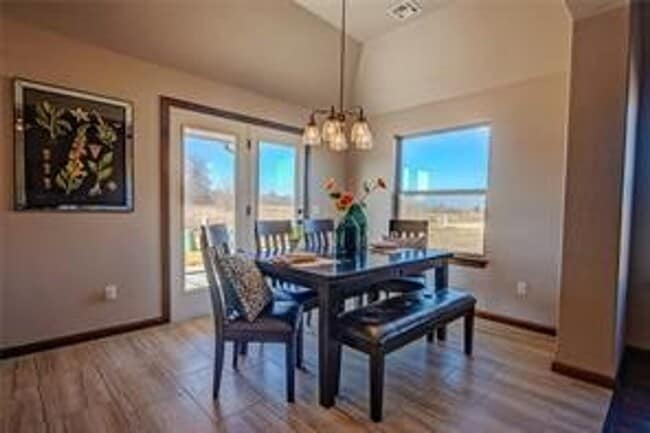 Building Photo - 3 Bed | 2 Bath | 2 Car Garage - Bungalow S...