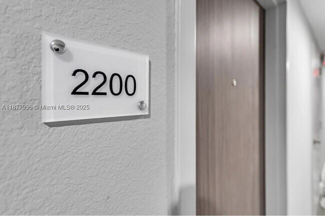 Building Photo - 2555 Collins Ave