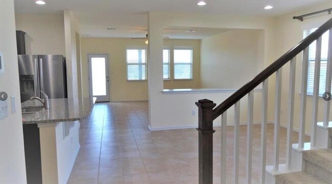 Building Photo - 704 Carillion Dr