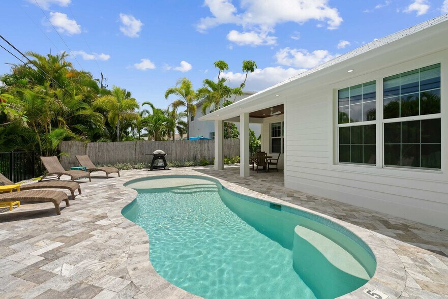 Building Photo - 551 91st Ave N