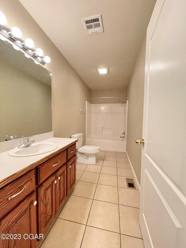 Building Photo - 913 Briarview Dr