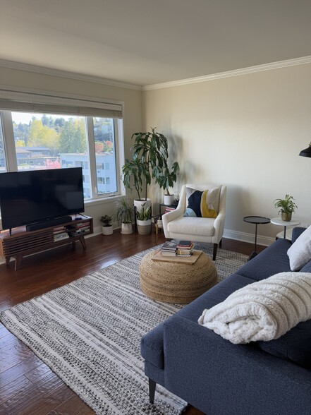 Living Room - 334 Lakeside Ave S
