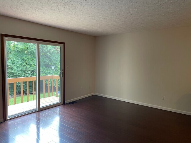 Building Photo - 3240 Brookview Way
