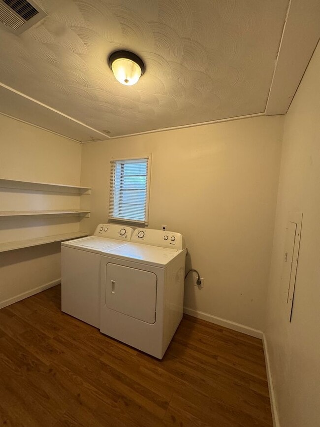 Building Photo - Historic Charm in Evergreen