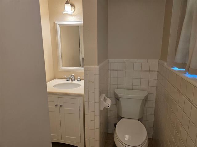 Building Photo - 9784 Maplehill Dr