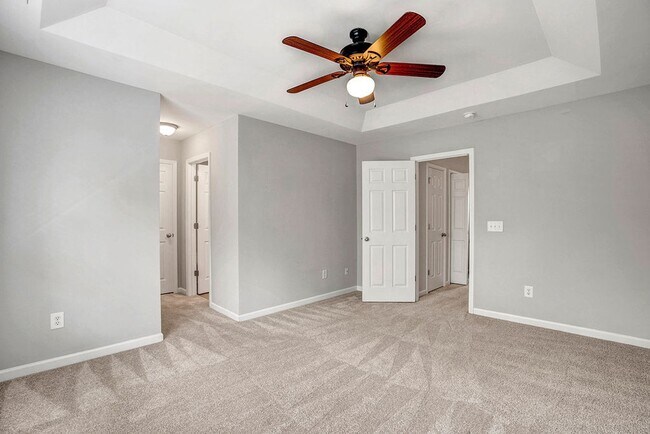 Building Photo - BEAUTIFUL TOWNHOUSE WITH COMMUNITY POOL