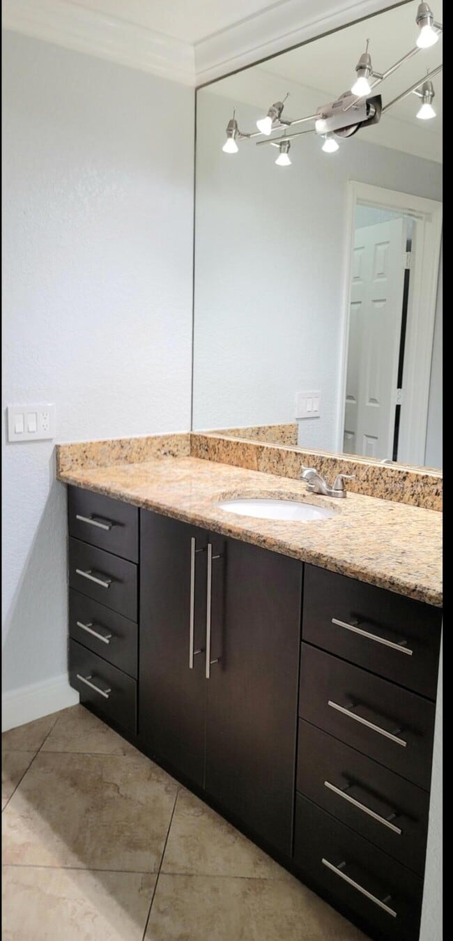 Building Photo - 750 SW Claudia Ave