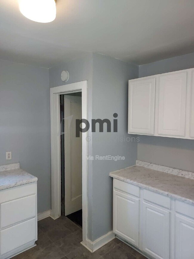 Building Photo - 1312 E Olive St